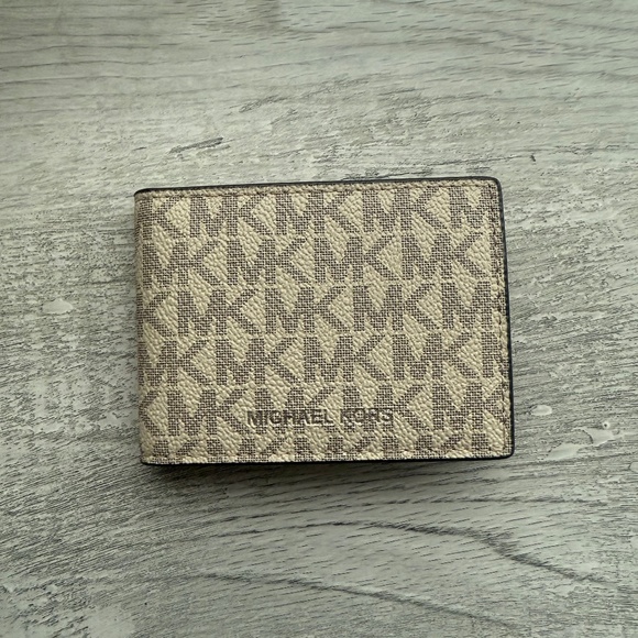 Michael Kors Logo Wallet - Picture 1 of 5